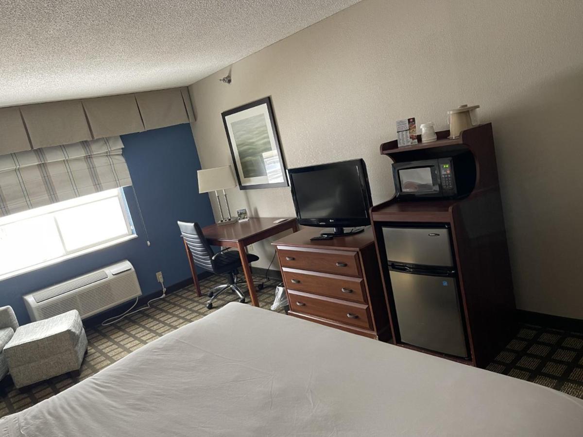 Baymont By Wyndham Galesburg Hotel Exterior photo