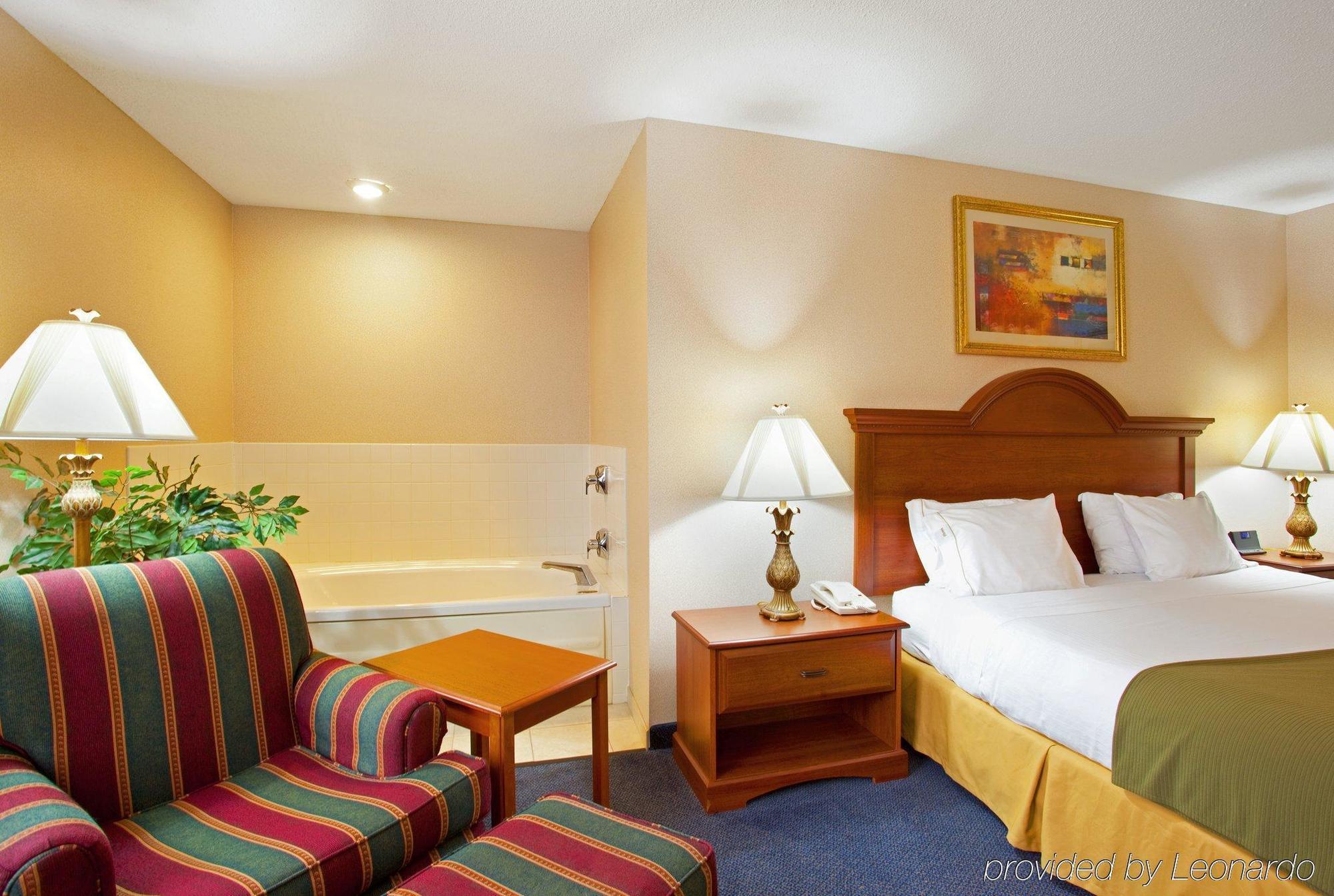 Baymont By Wyndham Galesburg Hotel Exterior photo
