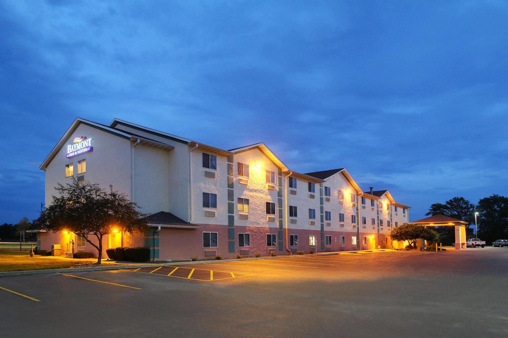 Baymont By Wyndham Galesburg Hotel Exterior photo